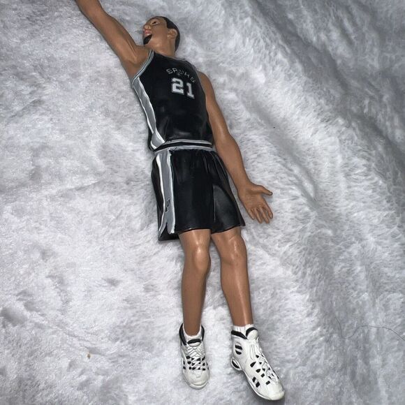 Hallmark Keepsake TIM DUNCAN NBA Ornament Hoop Stars - Picture 4 of 6
